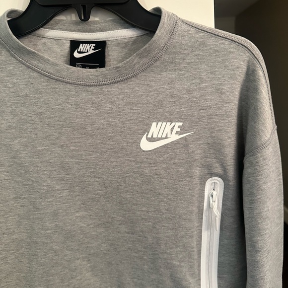 Nike Cropped Long Sleeve - Picture 2 of 4